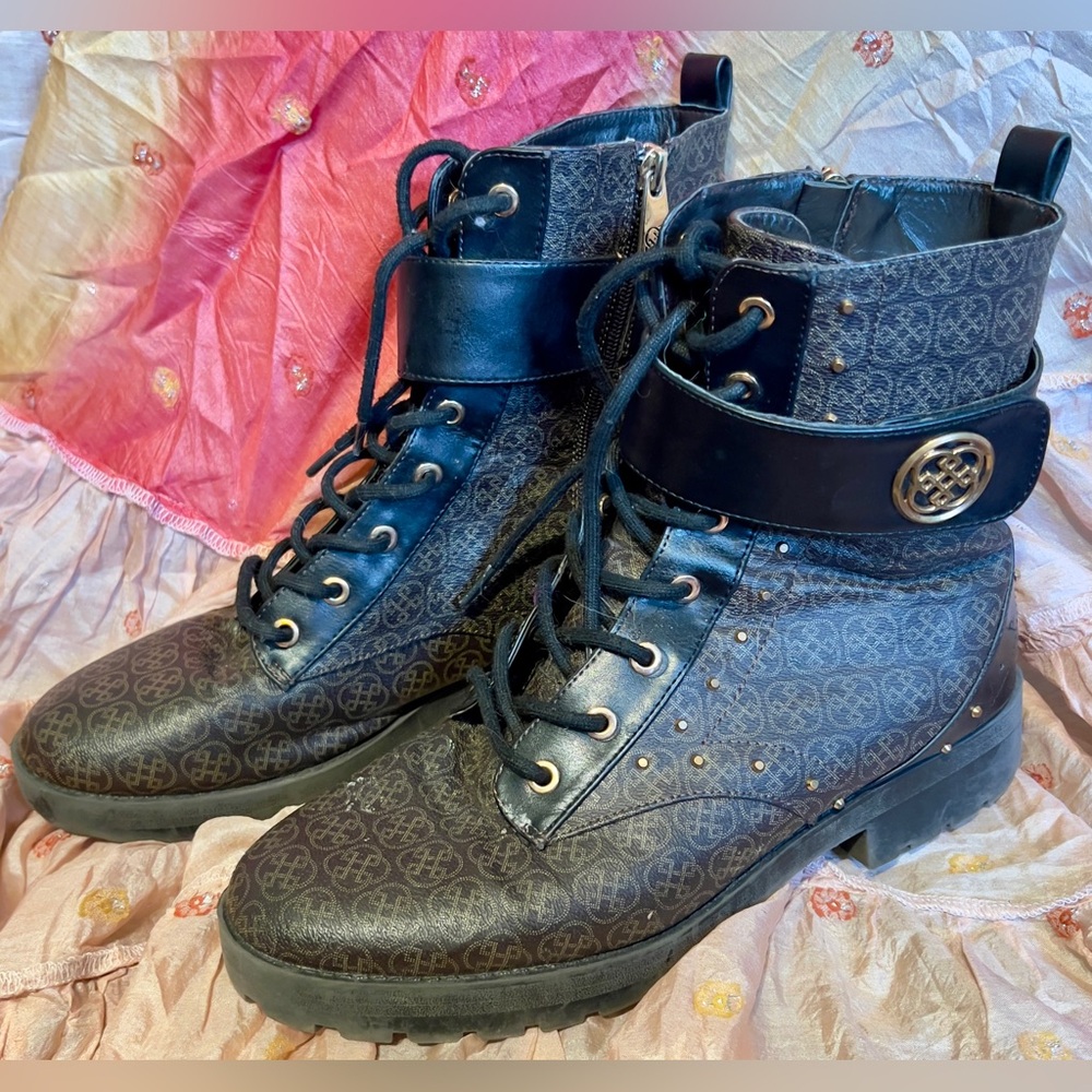 Daisy Fuentes size 10 combat booties